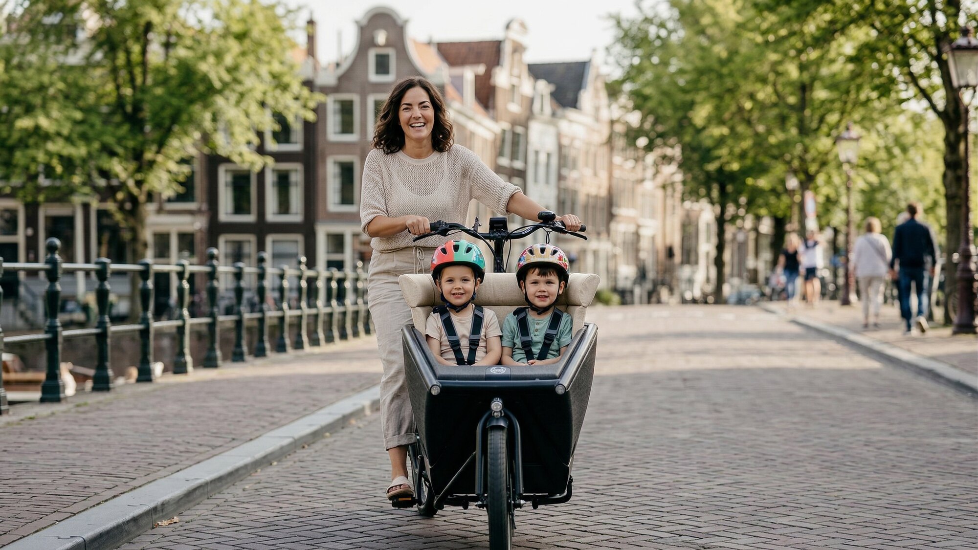 Bakfiets met een bekleed kussen in de bak, in de stad