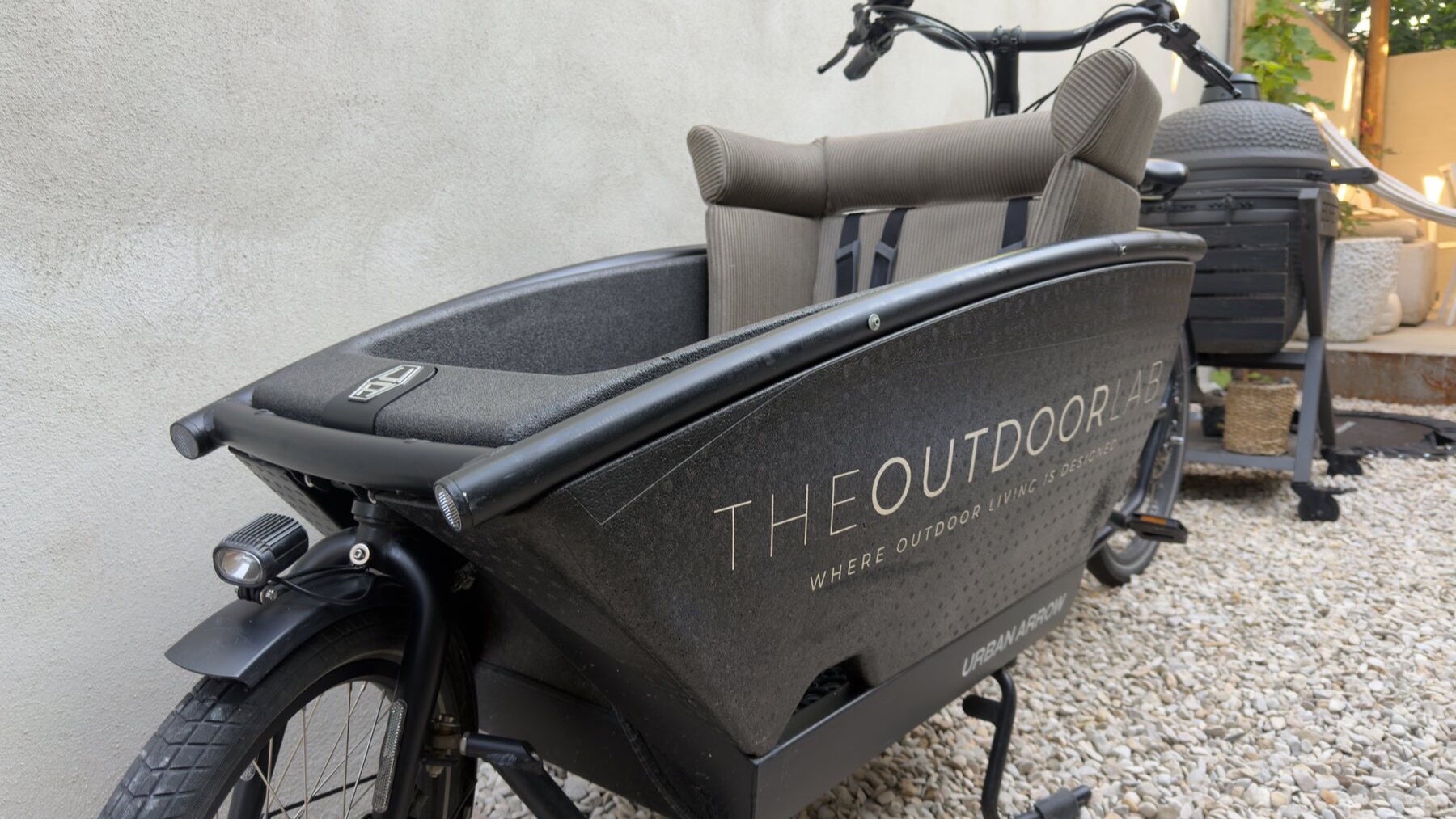 Urban Arrow-bakfiets met inliner-kussen op maat in taupe outdoorstof