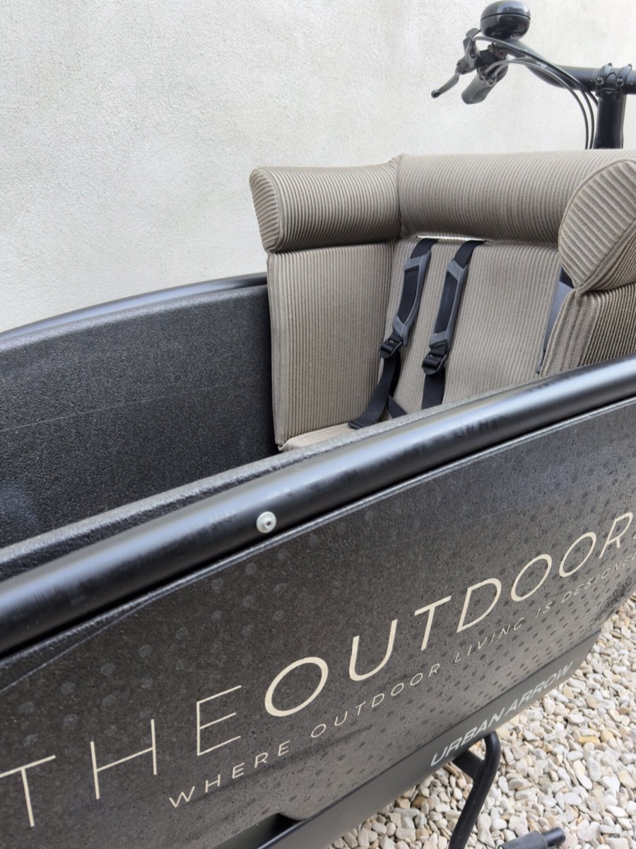 Close-up van een outdoorstof in een donkere tint